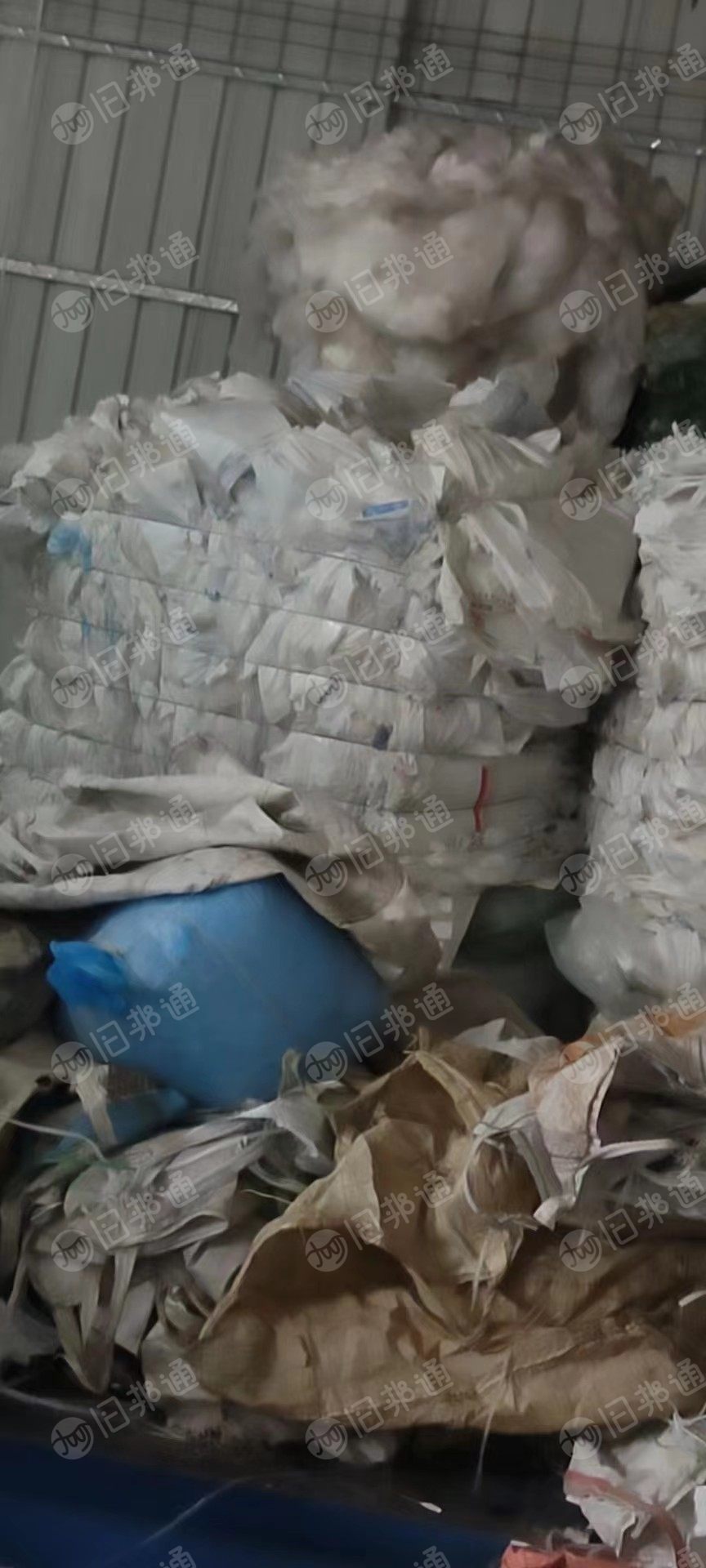大量供应压包胶纸一个包一吨；保鲜膜废料，二级膜废料，低压膜废料，杂膜PE膜废料，奶白袋废料