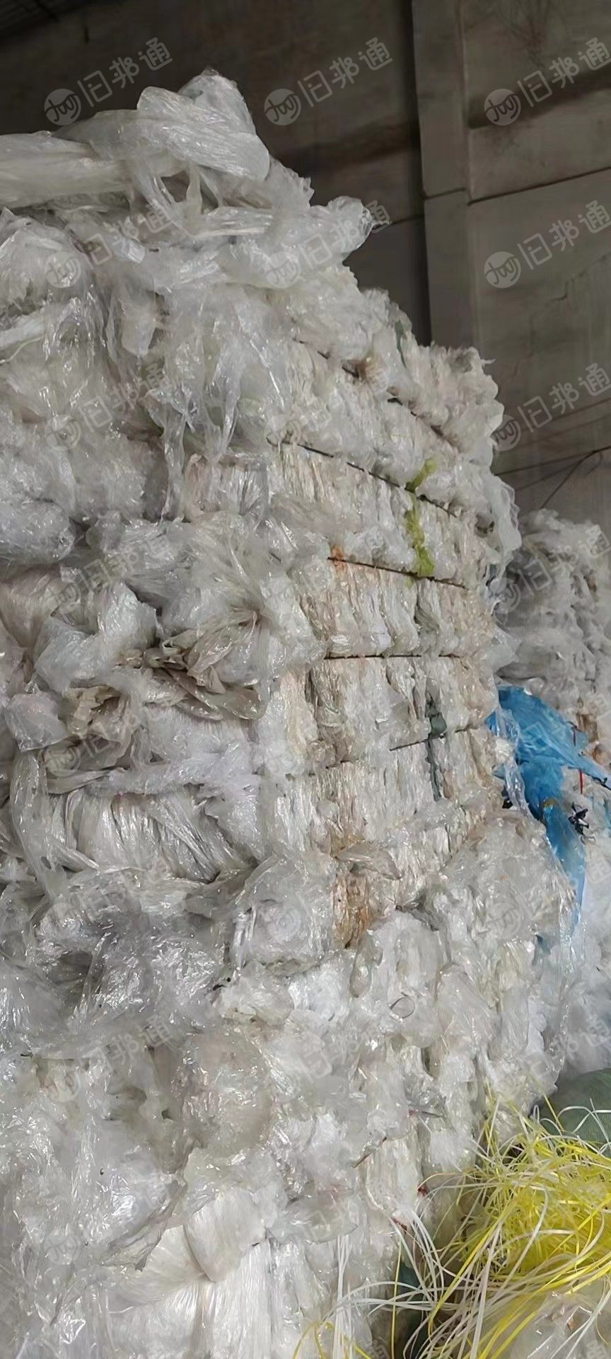 大量供应压包胶纸一个包一吨;保鲜膜废料,二级膜废料,低压膜废料,杂膜PE膜废料,奶白袋废料