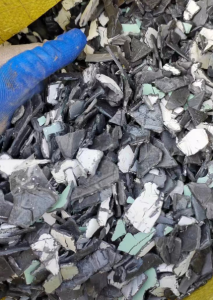 常年出售保险杠破碎料