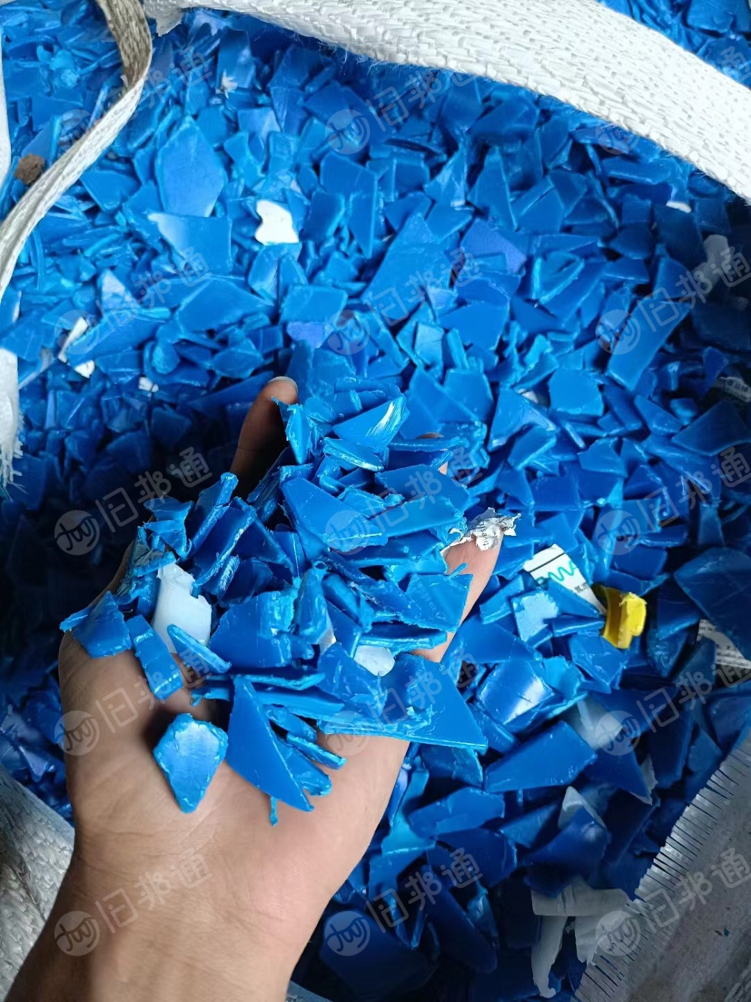 出售小蓝桶破碎料10吨,一水低压箱子破碎料6吨