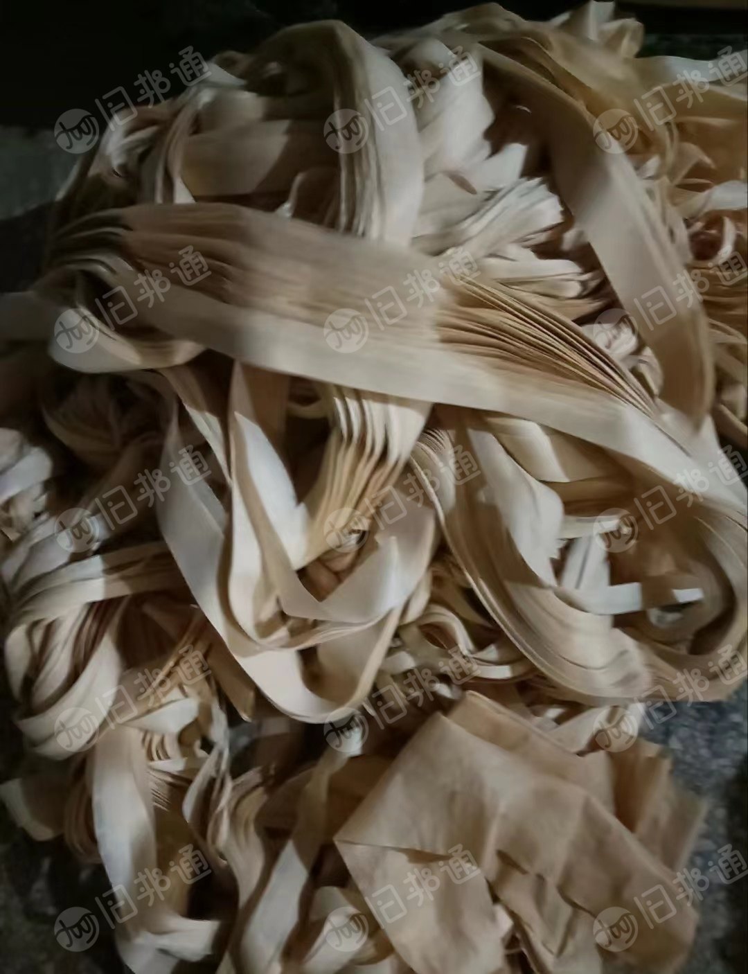 出售水刺无纺布切边料30吨,两种颜色