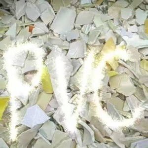 专业加工硬质PVC，长期出售塑钢，管料，扣板，白色发泡，杂色发泡，墙板料等破碎料