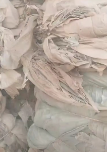 大量出售大棚膜废料，二白料，二膜料杂膜废料，蓝色包肉膜废料