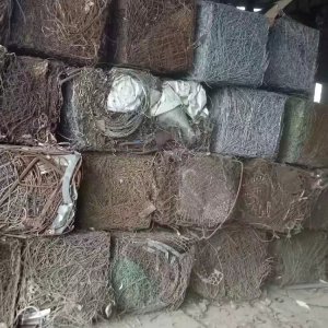 常年大量求购废铁丝压块，细钢筋条压块