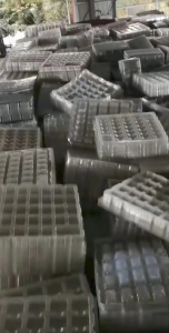 大量回收PET吸塑盒毛料和吸塑片边角料