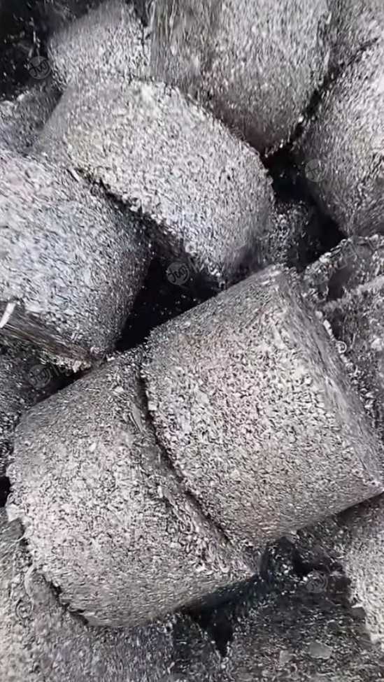 大量出售铁销压块,铁销压饼9.7-9.8铁水,低锰,低碳冷板压块
