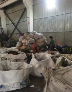 本厂长期采购各种涤纶长丝废布，针织布涤纶飞织料等。