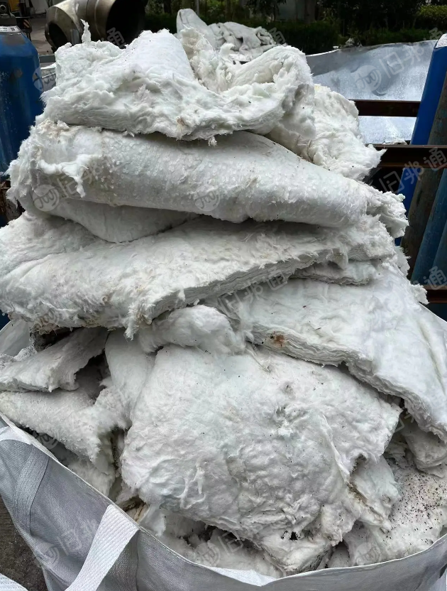 专业大量回收各种废旧保温棉，废旧岩棉，废旧硅酸铝棉。