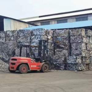 本厂长期采购不锈钢废料，无胶边料，新旧管料，干净统料，干净混打料