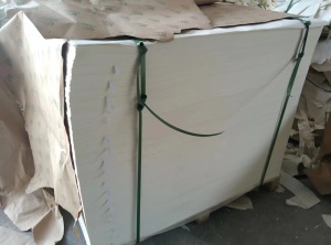 出售平张双胶纸，干净存放整齐，可二次利用