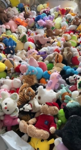 长期大量出售玩具，标准小货，需要的联系！