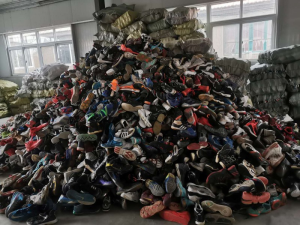 出售菲律宾混合鞋，旧鞋，大码鞋，月供8条柜，干净成色好，码数大