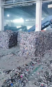 本公司专业收购服装，箱包，汽车内饰边角料，需要处理的联系。