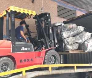 售分拣好的旧衣服，牛仔裤，裙衫，短袖、短裤、文胸，羊毛衫，羽绒服，夹克，T恤衫