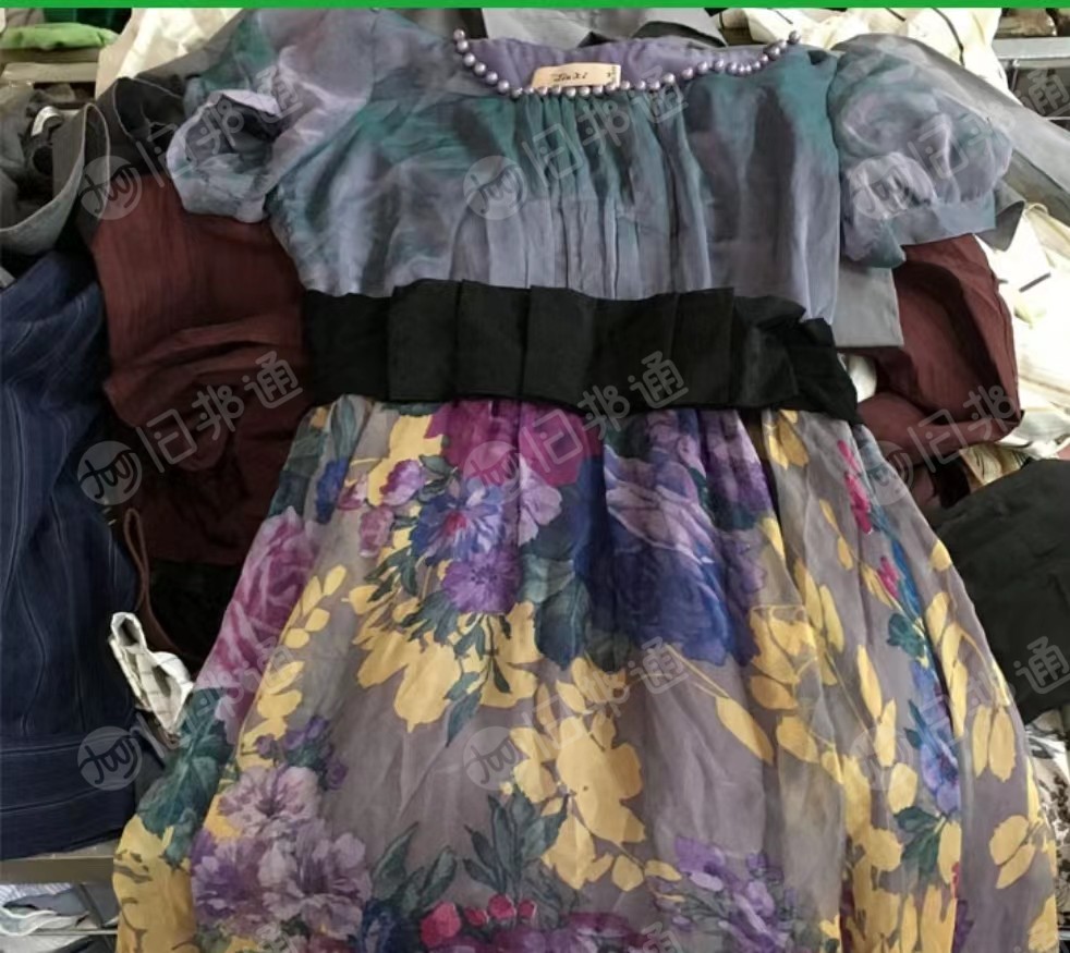 售分拣好的旧衣服,牛仔裤,裙衫,短袖、短裤、文胸,羊毛衫,羽绒服,夹克,T恤衫