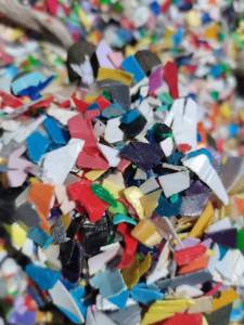 大量出售花乙破碎料，机油壶破碎料，纯壶料