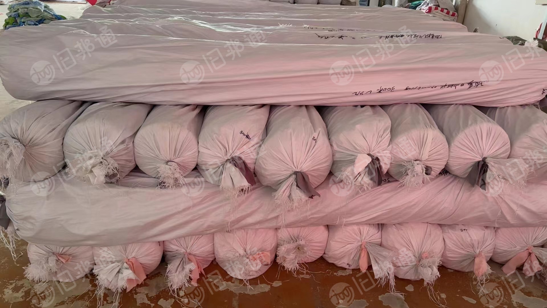 出售90克水洗棉色布10500米,2个颜色,门副2.45米