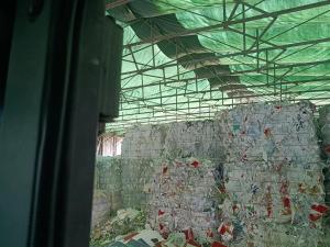 长期出售带膜的花卡纸边料，打包好的，月供200吨