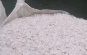 大白破碎料，尿素桶破碎料，花乙破碎料，大小白破碎料长期出售