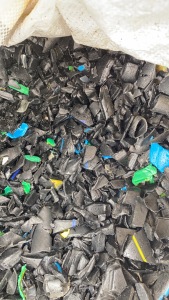 出售PE蓝线管破碎料，PE桶破碎料，现货近30吨