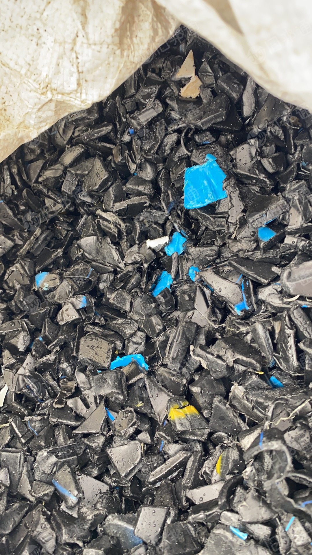 出售PE蓝线管破碎料,PE桶破碎料,现货近30吨