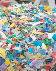 花工程丙破碎料，涂料桶破碎料大量出售