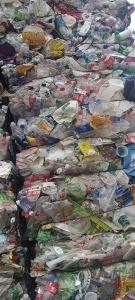 矿泉水瓶压块，三色瓶砖现货50吨出售