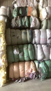 毛毡厂家大量回收纺织厂下来的杂色化纤废料，斩刀不要