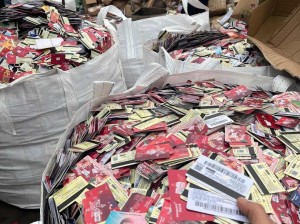 大量求购pvc卡框,pvc卡片,pvc边角料