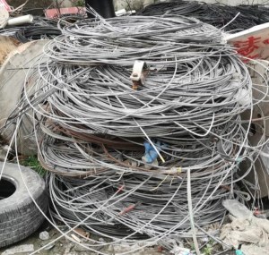 线路拆除后的废旧钢丝大量出售