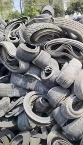 废旧轮胎，小钢丝胎切割和没切割都大量回收