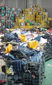 旧衣服，旧棉胎，丝绵，鞋子，皮包，床上用品等，大量回收，欢迎来电谈