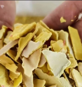 纯黄色、红色水马破碎料，HDPE路障破碎料现货30吨出售