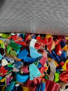 色选瓶盖破碎料，现货一挂大量出售