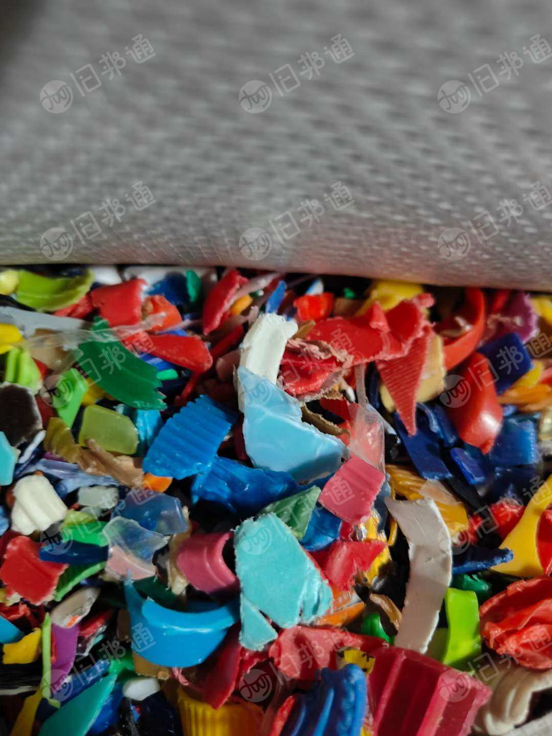 色选瓶盖破碎料,现货一挂大量出售