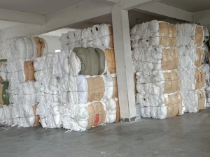 纯PP无纺布边料和熔喷布边料，纯白月供40吨