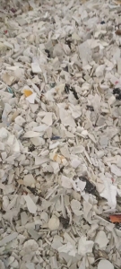 出售白色沉底花聚丙粉碎料，里面带30左右的漂