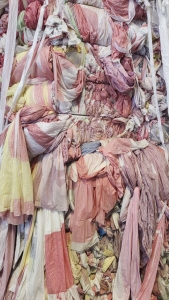 杂色PVC软膜边角料，压包好，现货40吨出售