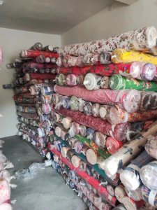 梭织库存纸印花布，三十米以上到整卷的，雪纺破卡CEY四面弹做的，大量出售