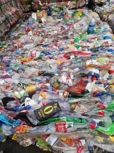 一挂车瓶砖干净无杂，含极少油壶