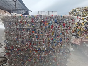 PET瓶装出售，脱标，不含东方树叶荧光瓶，白瓶含量百分之九十以上，西安厂