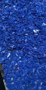 大小蓝桶破碎料。吨桶破碎料，小白桶破碎料，花桶破碎料，透析桶破碎料长期出售