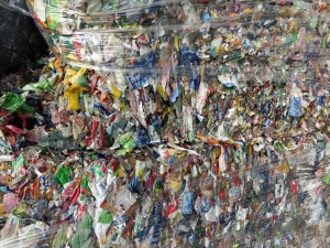 出售商标纸下沉压块料，月供800吨