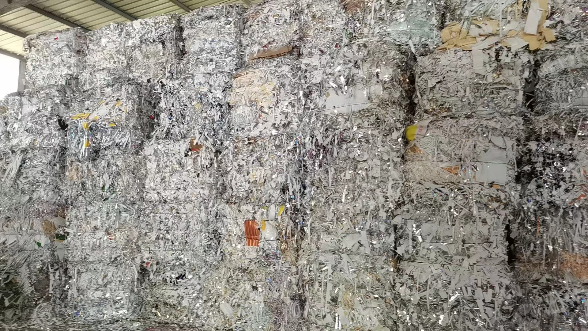 银卡边角料,偶尔有少量膜,大部分无膜,月供400吨