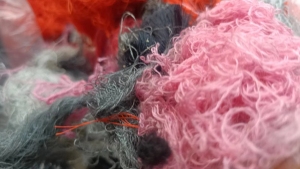 化纤废丝，纺纱厂下角料，现货100吨左右，大量出售