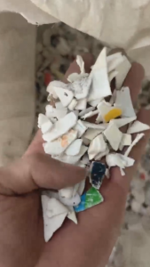 原料带字桶破碎料大量出售