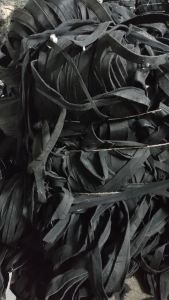 汽车内饰地毯边料，涤纶地毯边料，软的，可开花，可造粒，大量出售