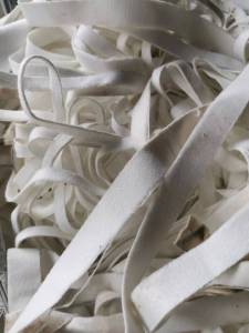 纯涤纶针刺布边料，现货二十多吨