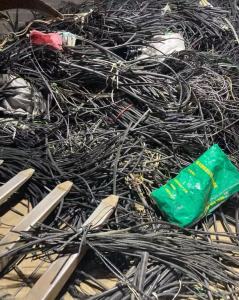 电缆皮，阻燃生料，海底电缆白加黑，交联电缆皮大量回收，装车打款
