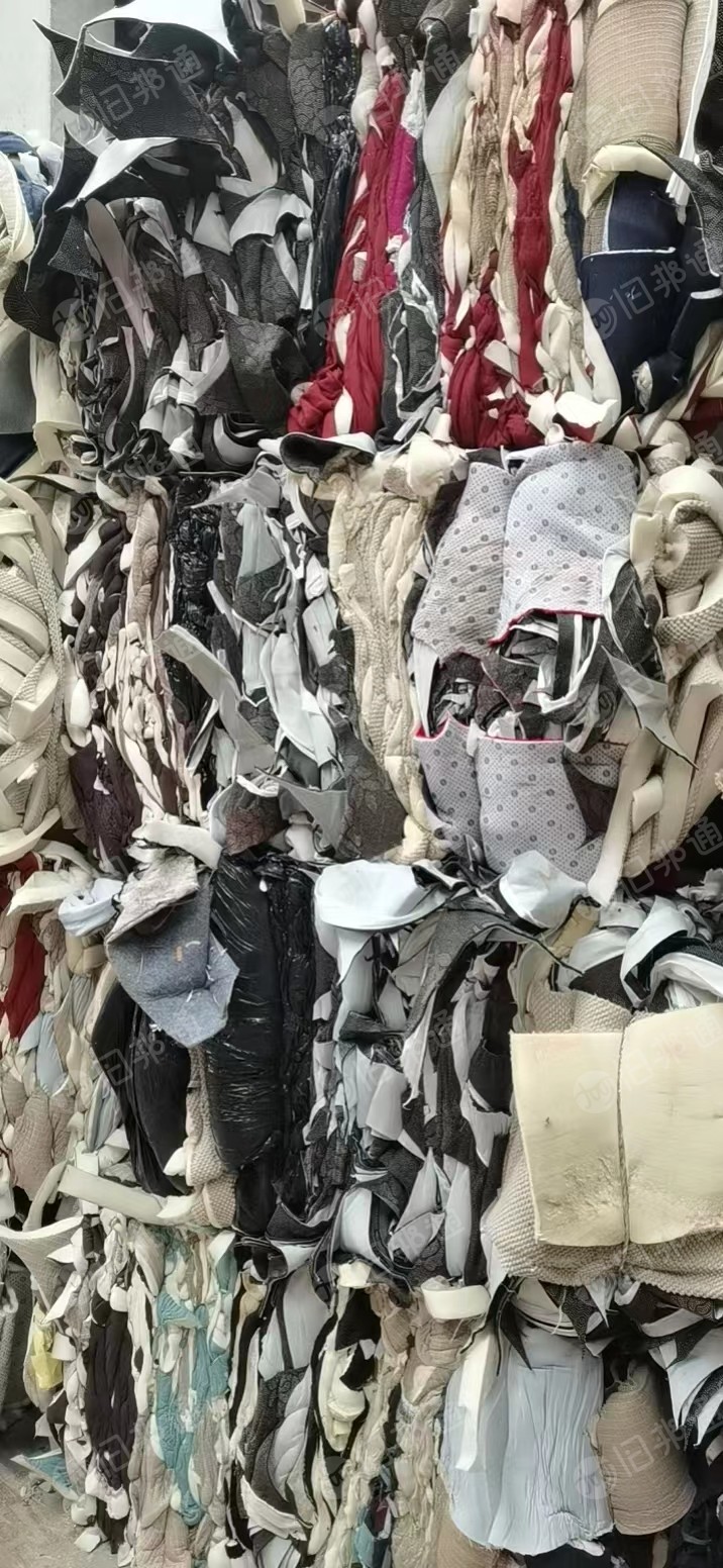 服装厂下脚料，碎布料，汽车内饰料，各种废布料，月供几百吨，大量出售